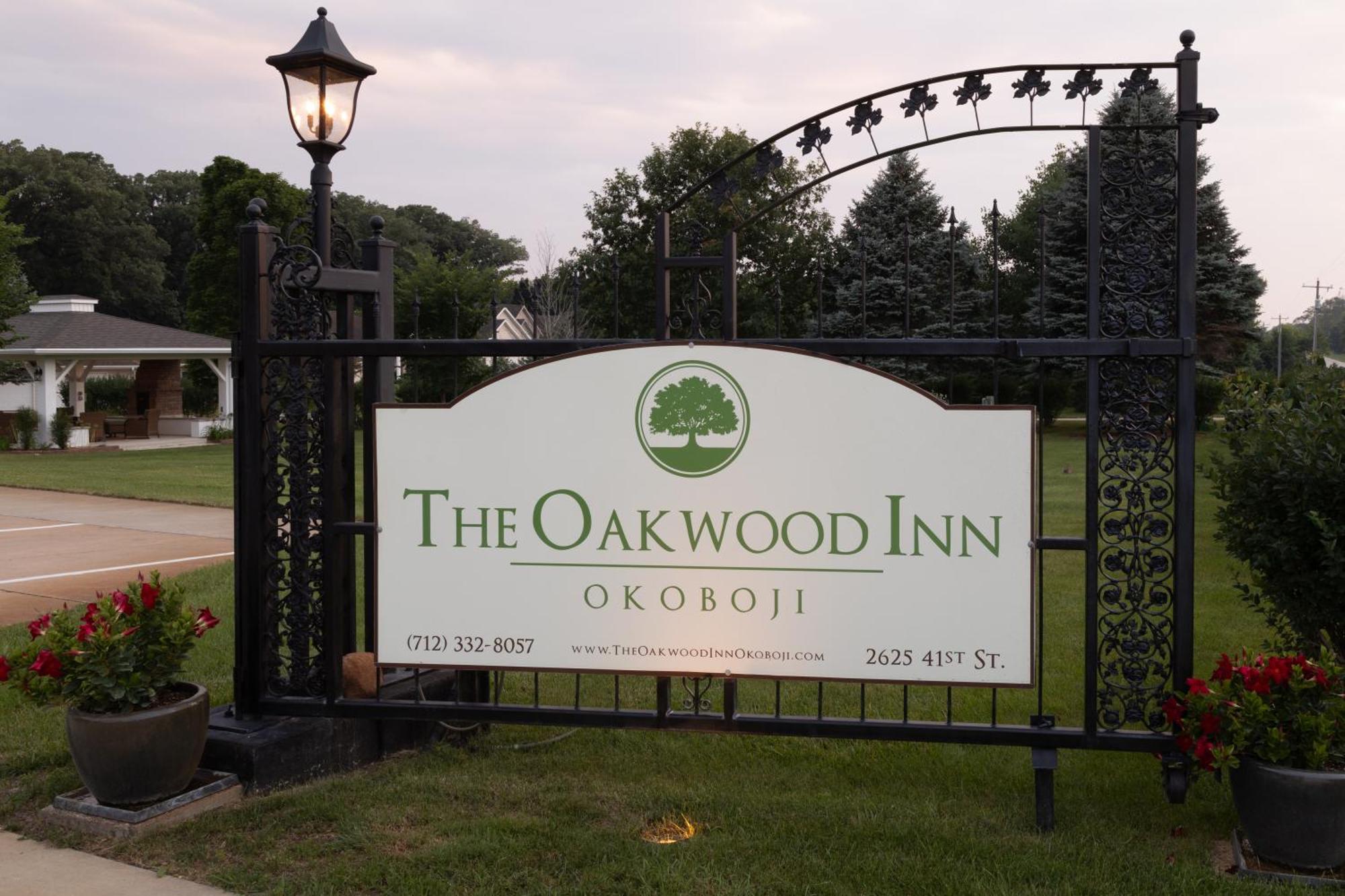 The Oakwood Inn Okoboji Exterior photo